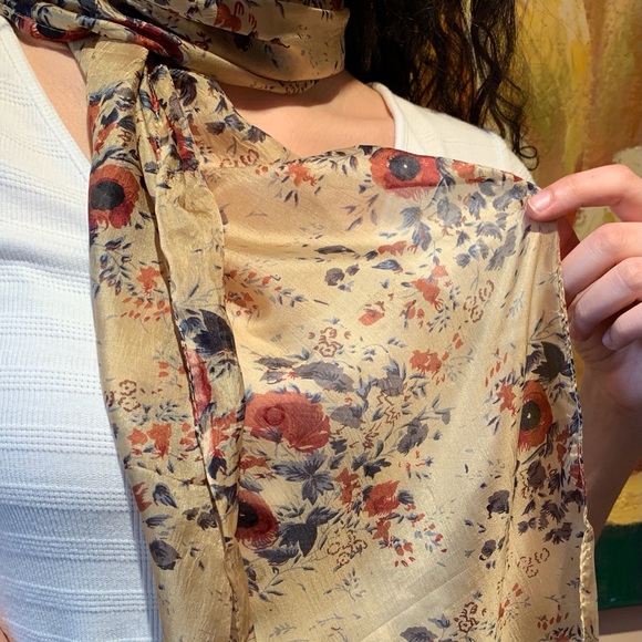 Flower pattern scarf - Picture 2 of 4